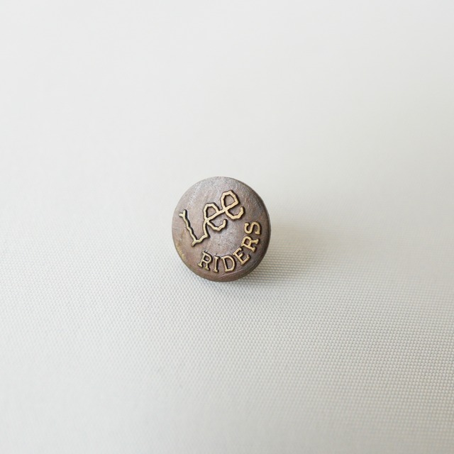 "LEE" pin badge