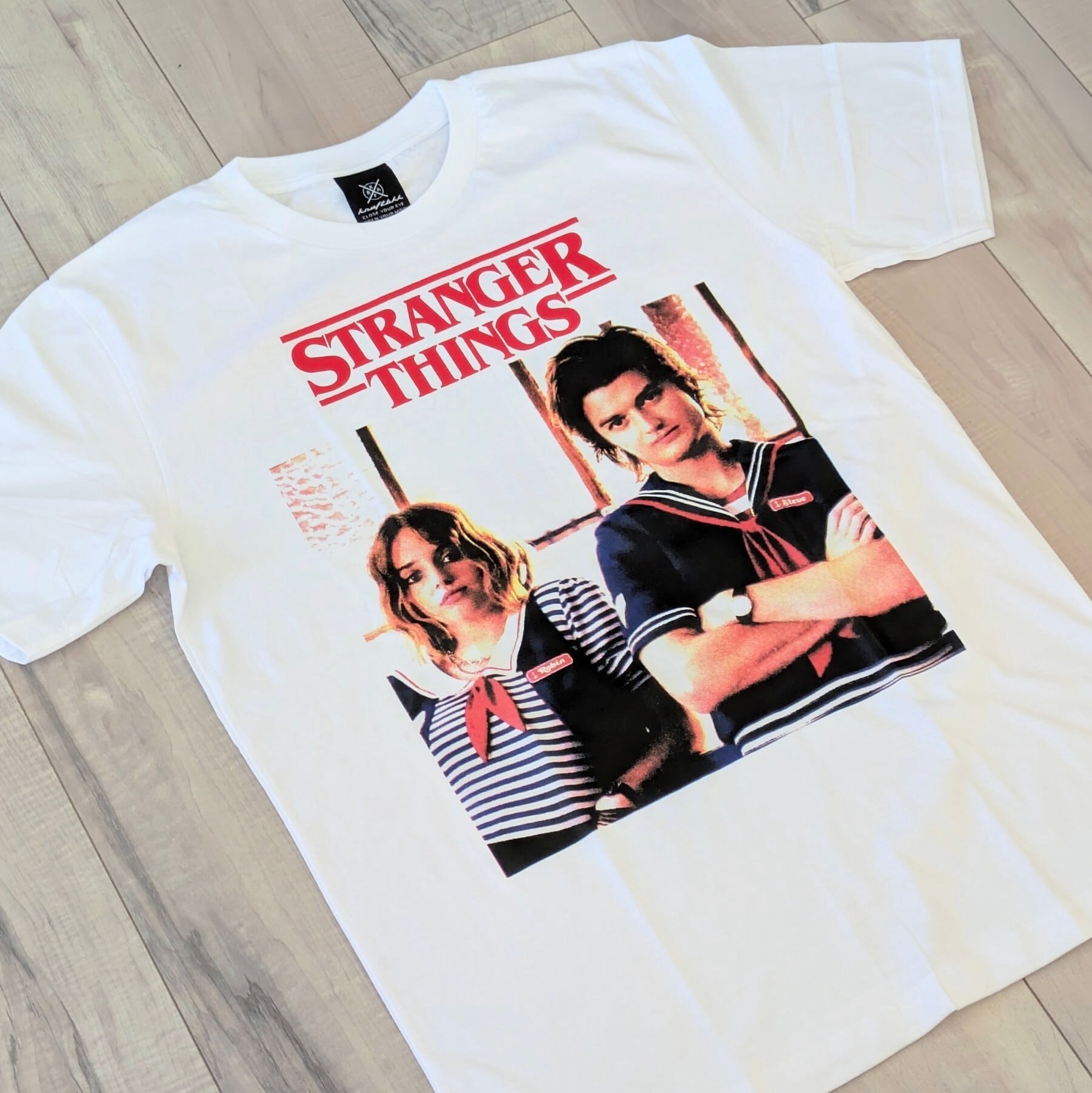 【 Stranger Things / ストレンジャーシングス  】スティーブ&ロビン / Tシャツ / スターコート・モール / スクープス・アホイ（Scoops Ahoy）〚アメリカン雑貨 アメトイ〛