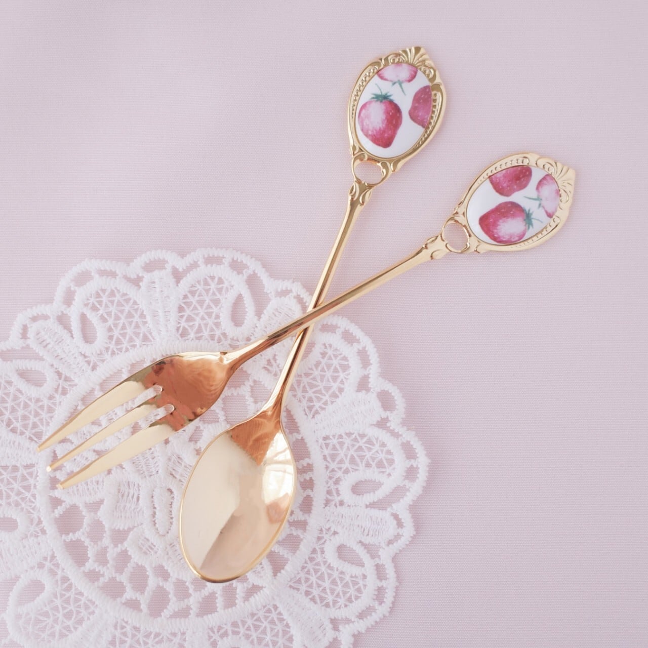 送料無料】イチゴ柄のカトラリーセット（スプーン・フォーク） | Romy