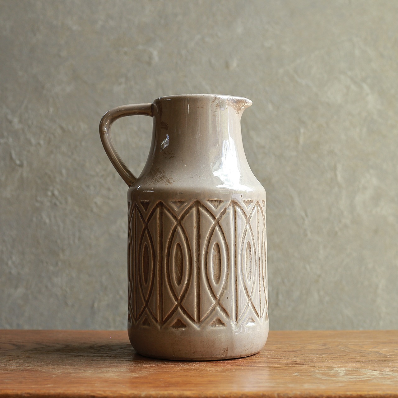 北欧の雰囲気漂う、味わい深いフラワーベース