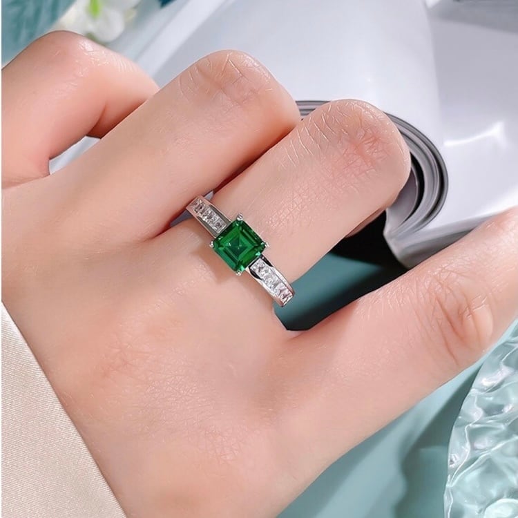 人工エメラルド プリンセススクエア 高炭素ダイヤモンド キラキラ