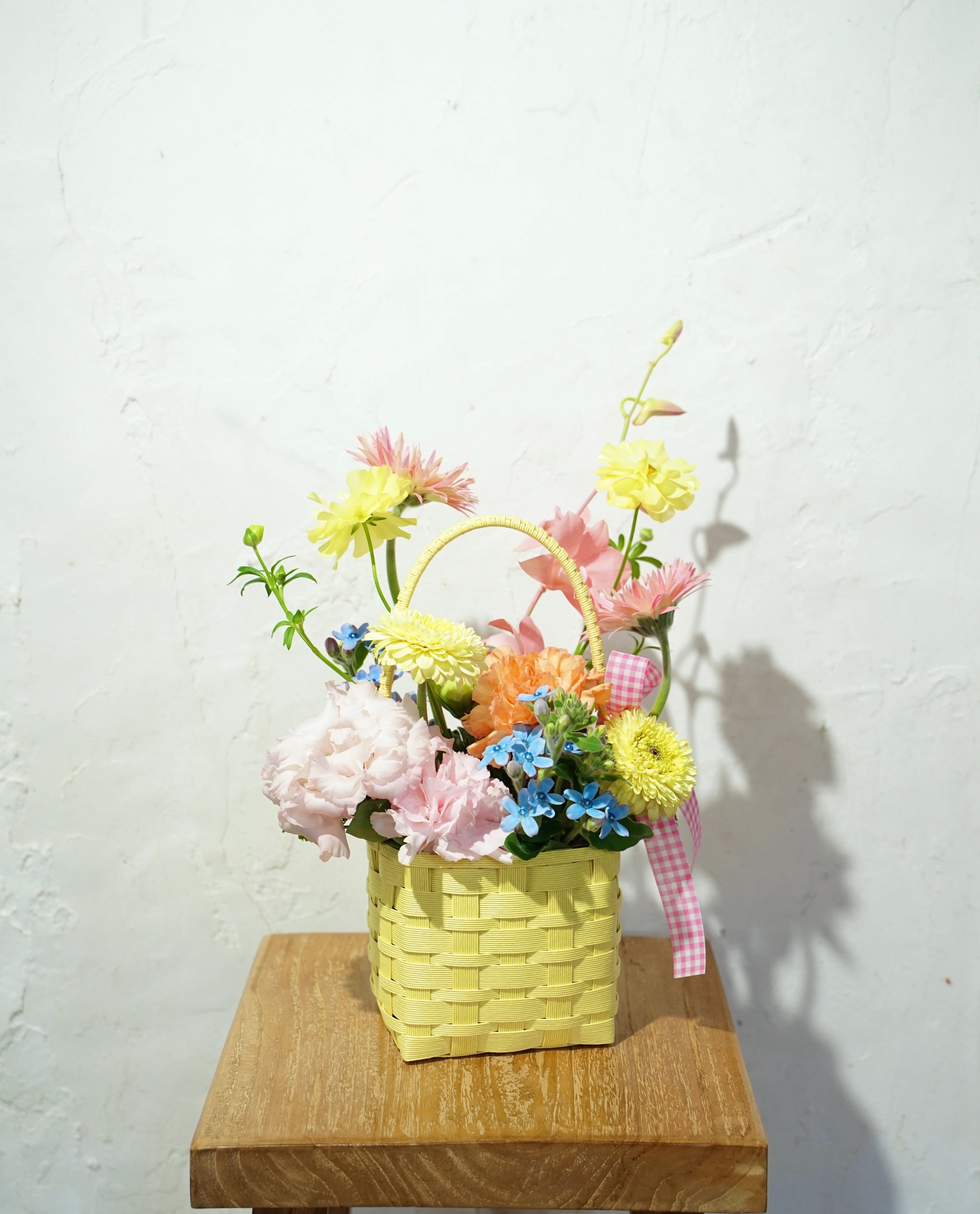 優しい春色のフラワーバスケット　お花の贈り物 color basket flower/カラー バスケットフラワー アレンジ お祝い