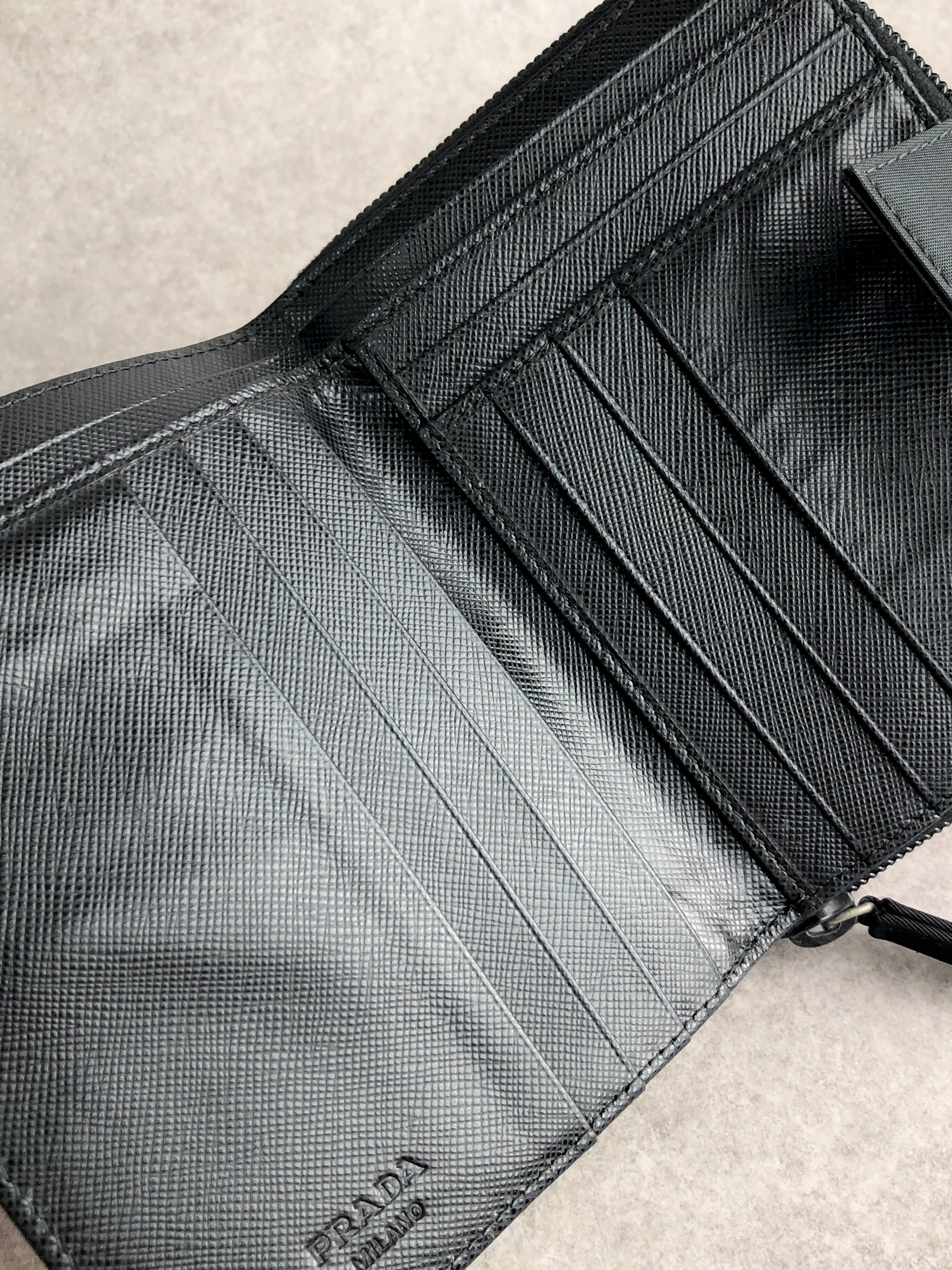 PRADA プラダ 財布 ブラック トライアングルロゴ ナイロン 2つ折り財布