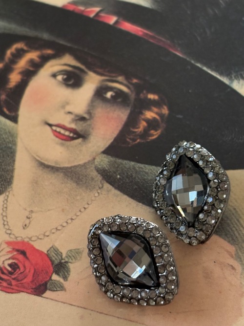 21mm×15mm 輸入デザインボタン ダイヤ 菱形 メタル×ビジュー×ストーン モノトーン アクセサリーパーツ デコレーション材