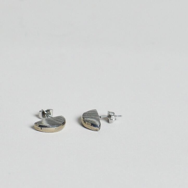 ピアス OluNoA / 半円 ピアス マーブル 両耳〈 陶器 / アクセサリー