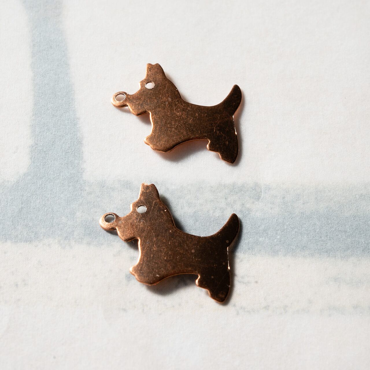 1960's 銅(真鍮)の小さな犬のチャーム(2コ)
