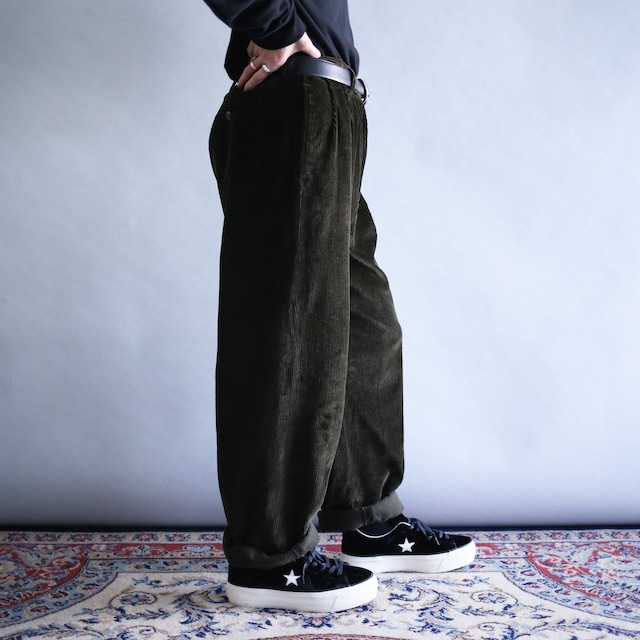 "NAUTICA" 2-tuck tapered silhouette deep moss green wide corduroy pants