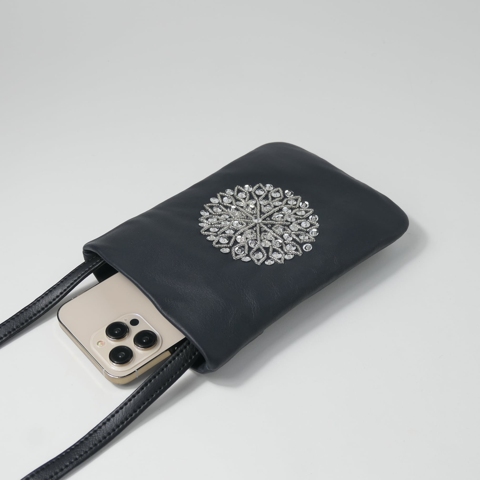 ブラック レザー スマホ ショルダーバッグ Mサイズ（スパンコール