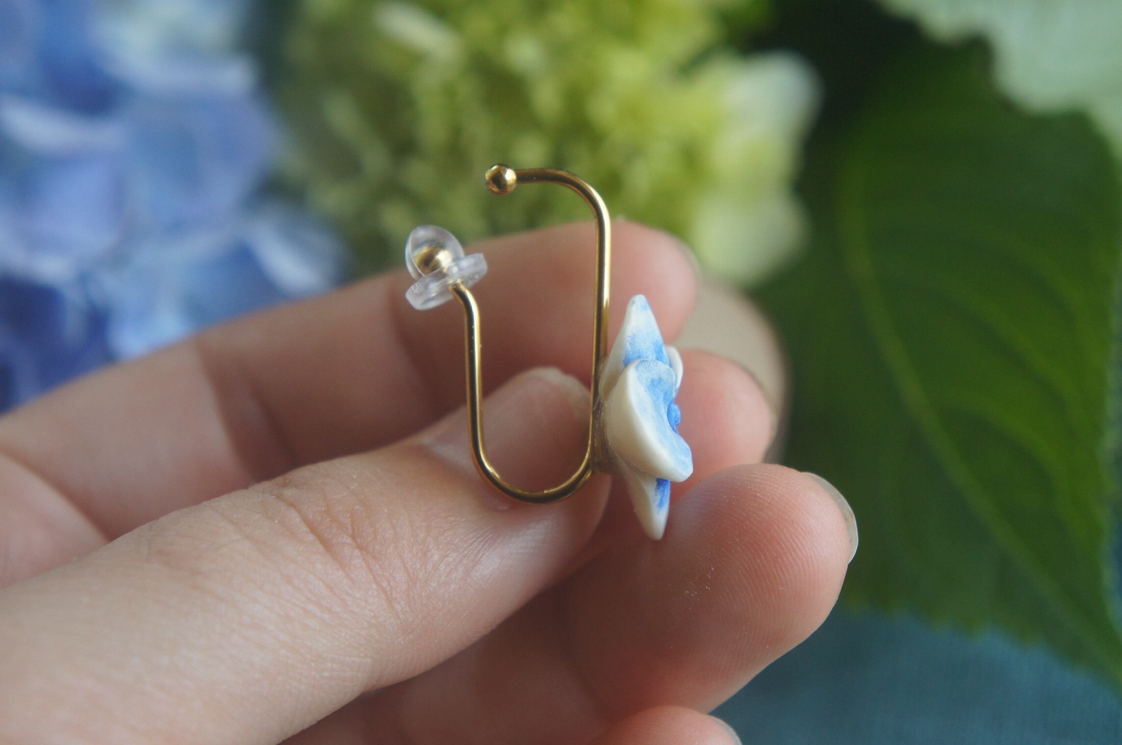 鹿角彫刻「紫陽花 ひとひら」ピアス | deer bone 