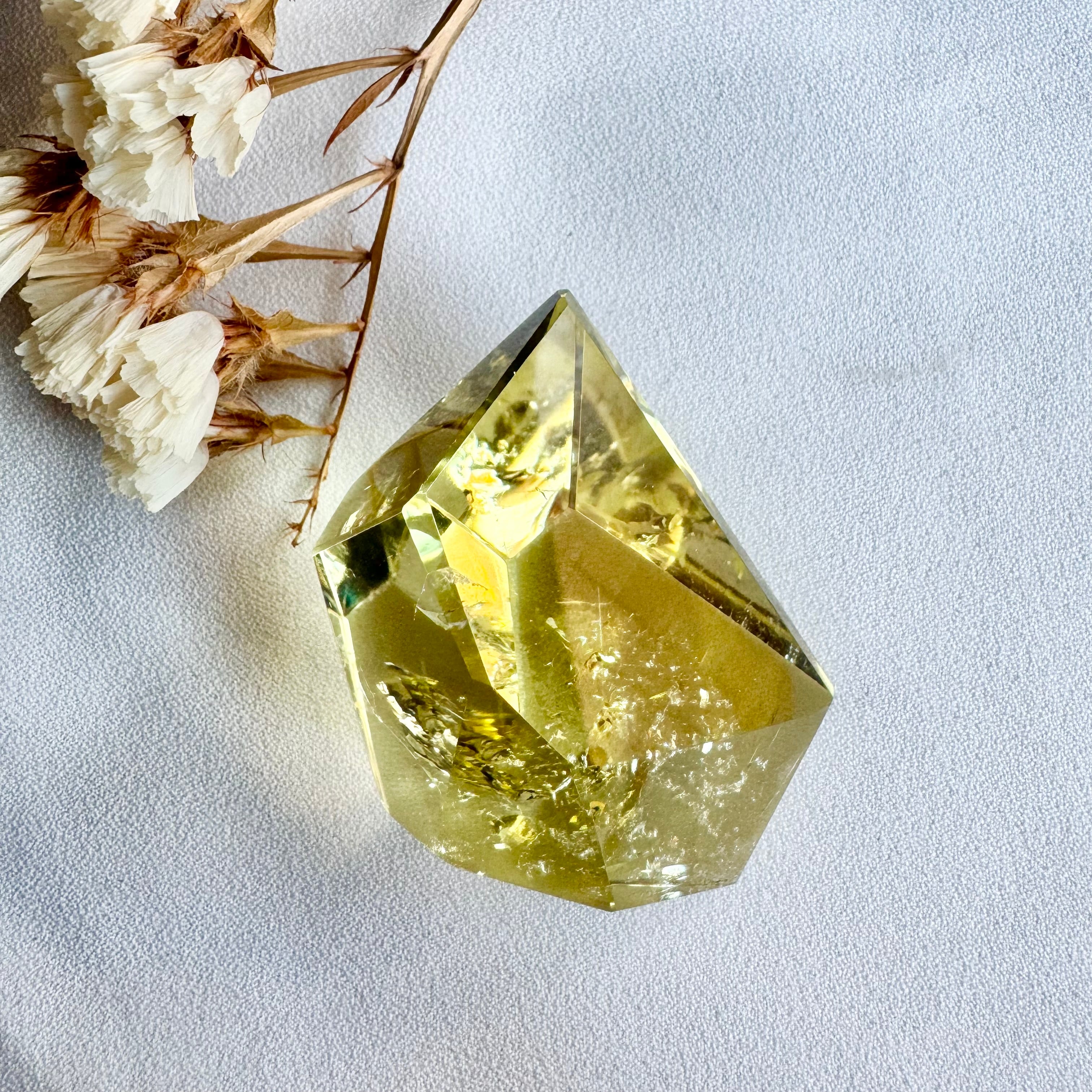 シトリンの大きな塊(虹入り) 繁栄や富をもたらす石！シトリンの大きな塊(虹入り) | 虹色の星