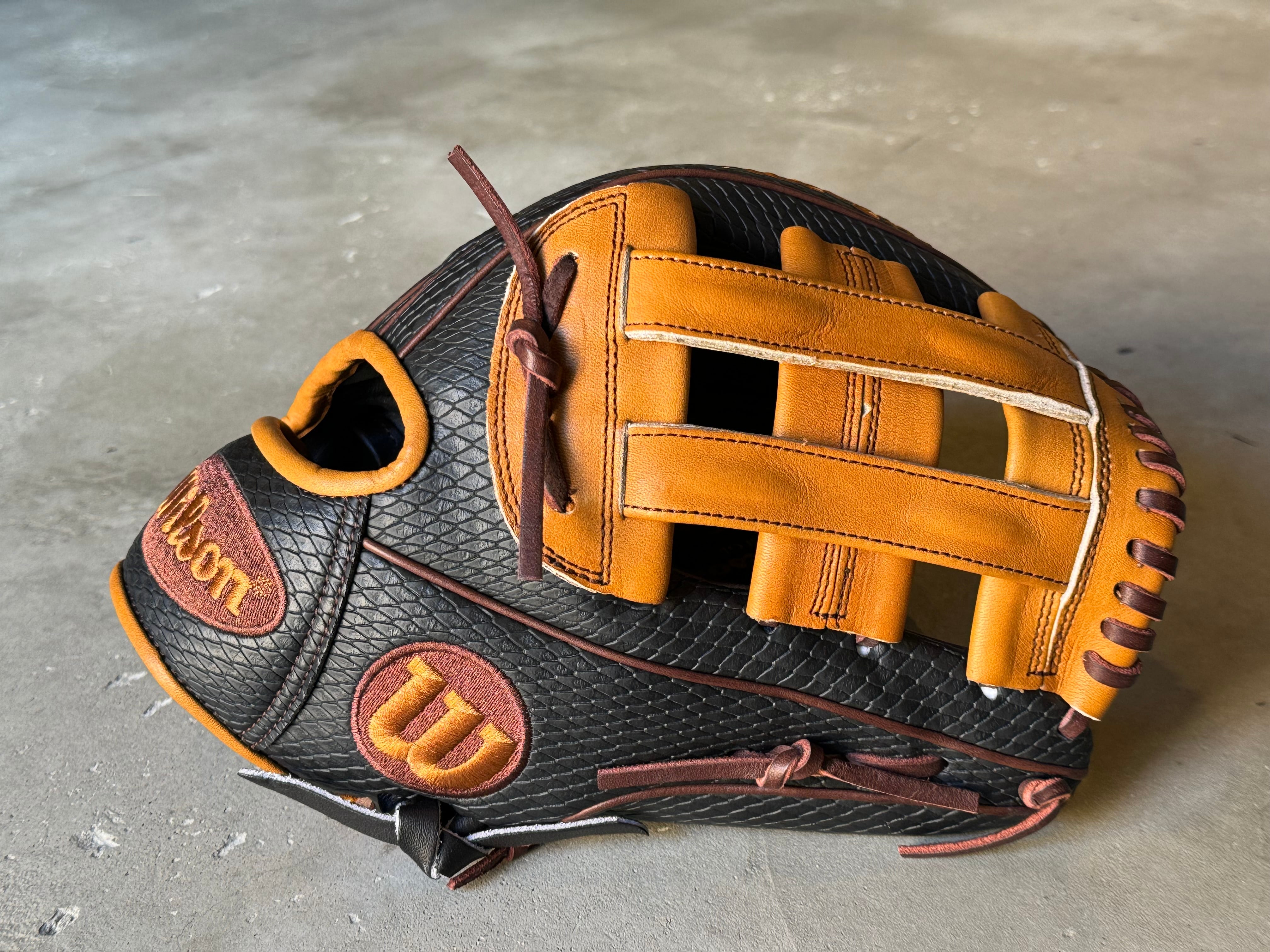 2024年限定モデル The Wannabe Hero DW5型【Wilson】軟式用グラブ  