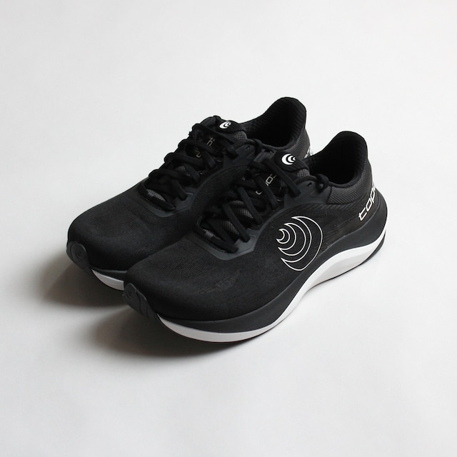 Topo Athletic（トポ アスレチック） ULTRAFLY 6（ウルトラフライ 6）-Black/White　メンズ ロードランニングシューズ