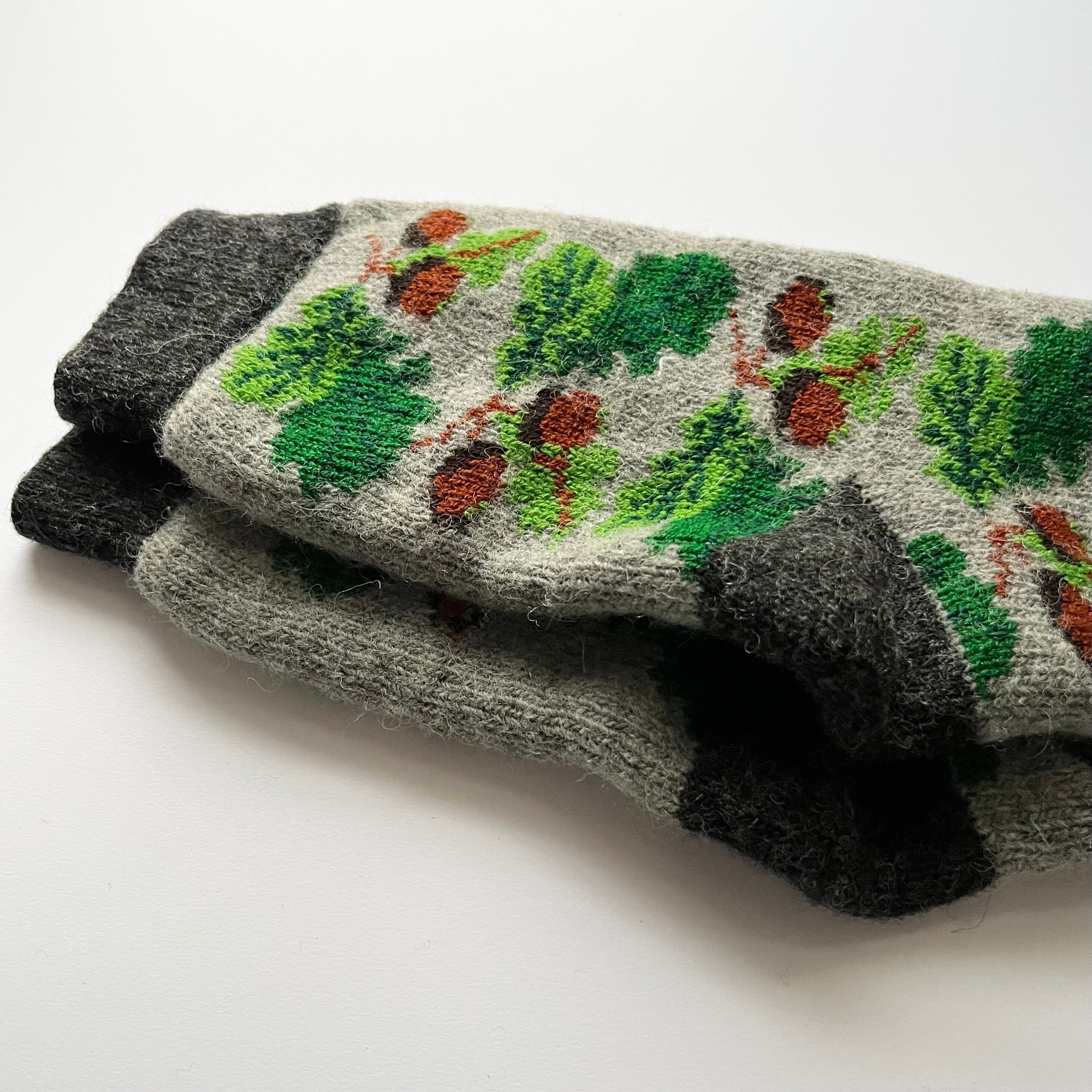 ウクライナ支援／メンズウールソックス（どんぐり柄）