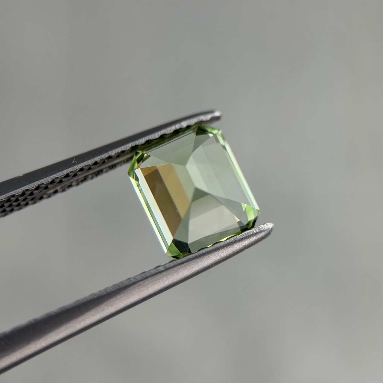 ミントトルマリン エメラルドカット 7.0x5.7x4.6mm, 1.38ct, ナイジェリア産