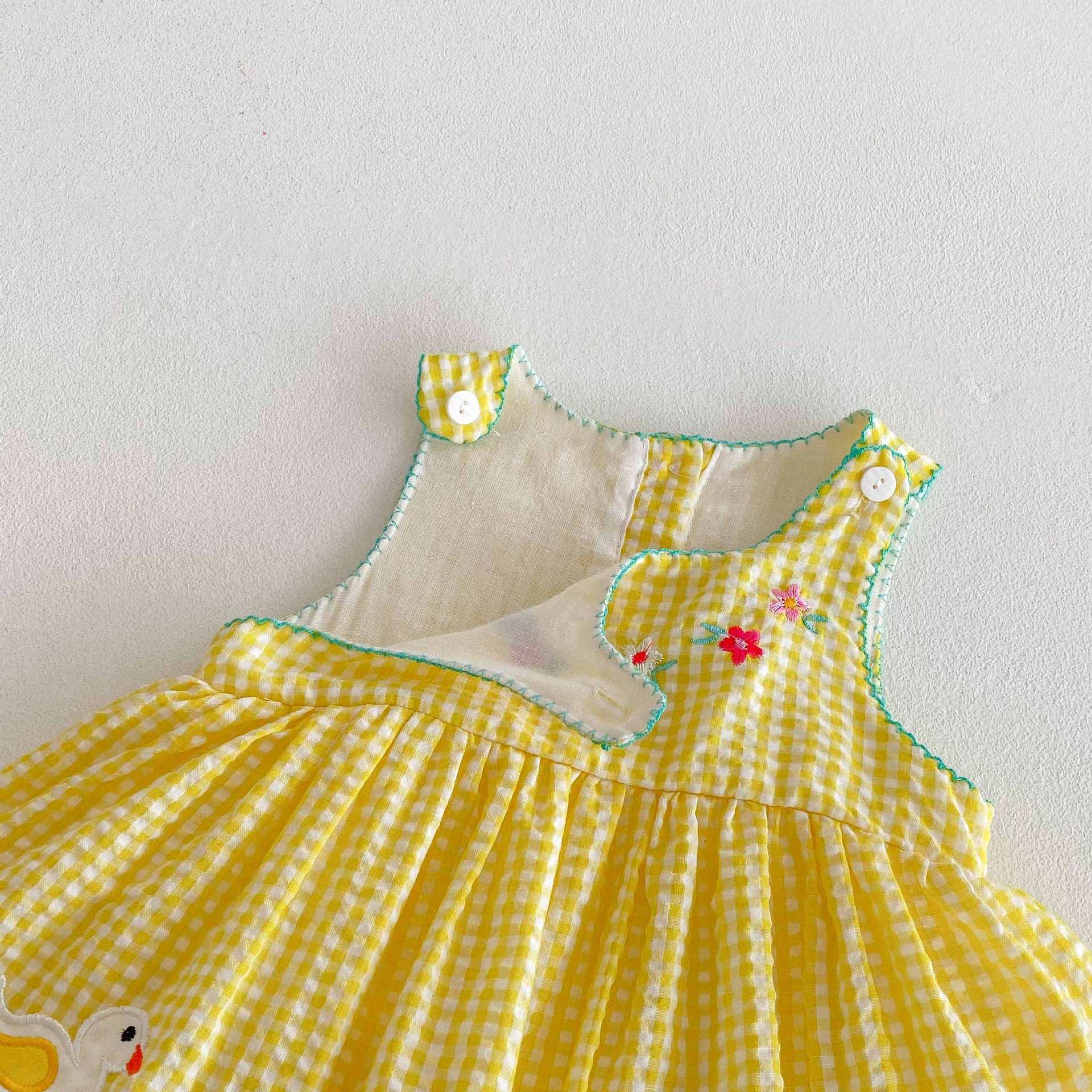 ボンネット付きイエローチェックダックロンパース