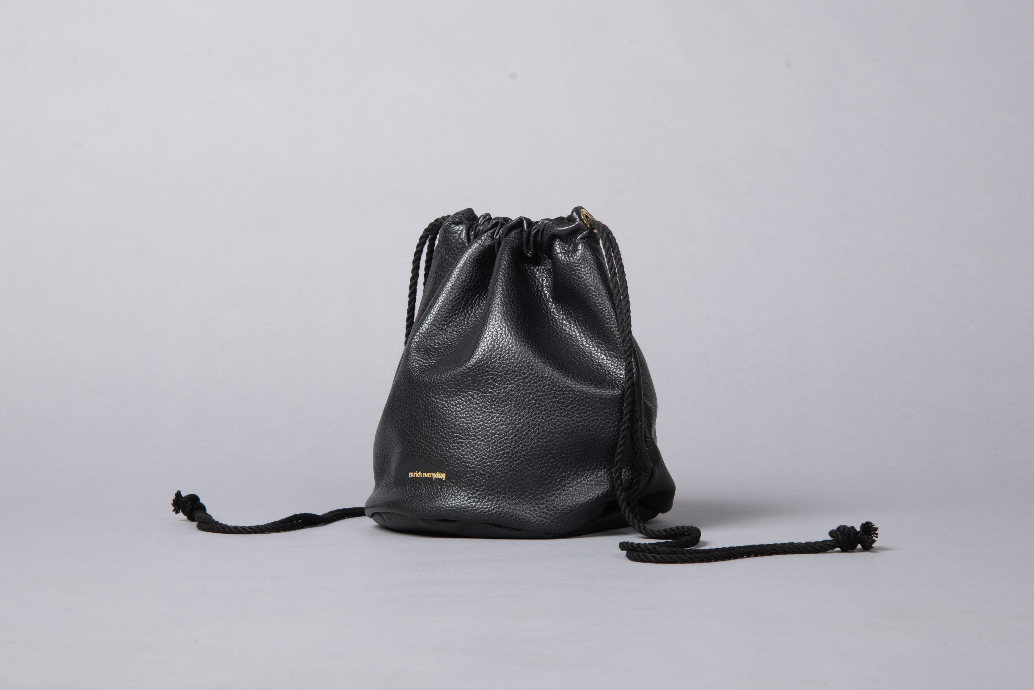 （紐ブラック）enricheveryday Everyday shoulder BAG／BLACK × black（巾着ショルダーバッグ／ブラック ）