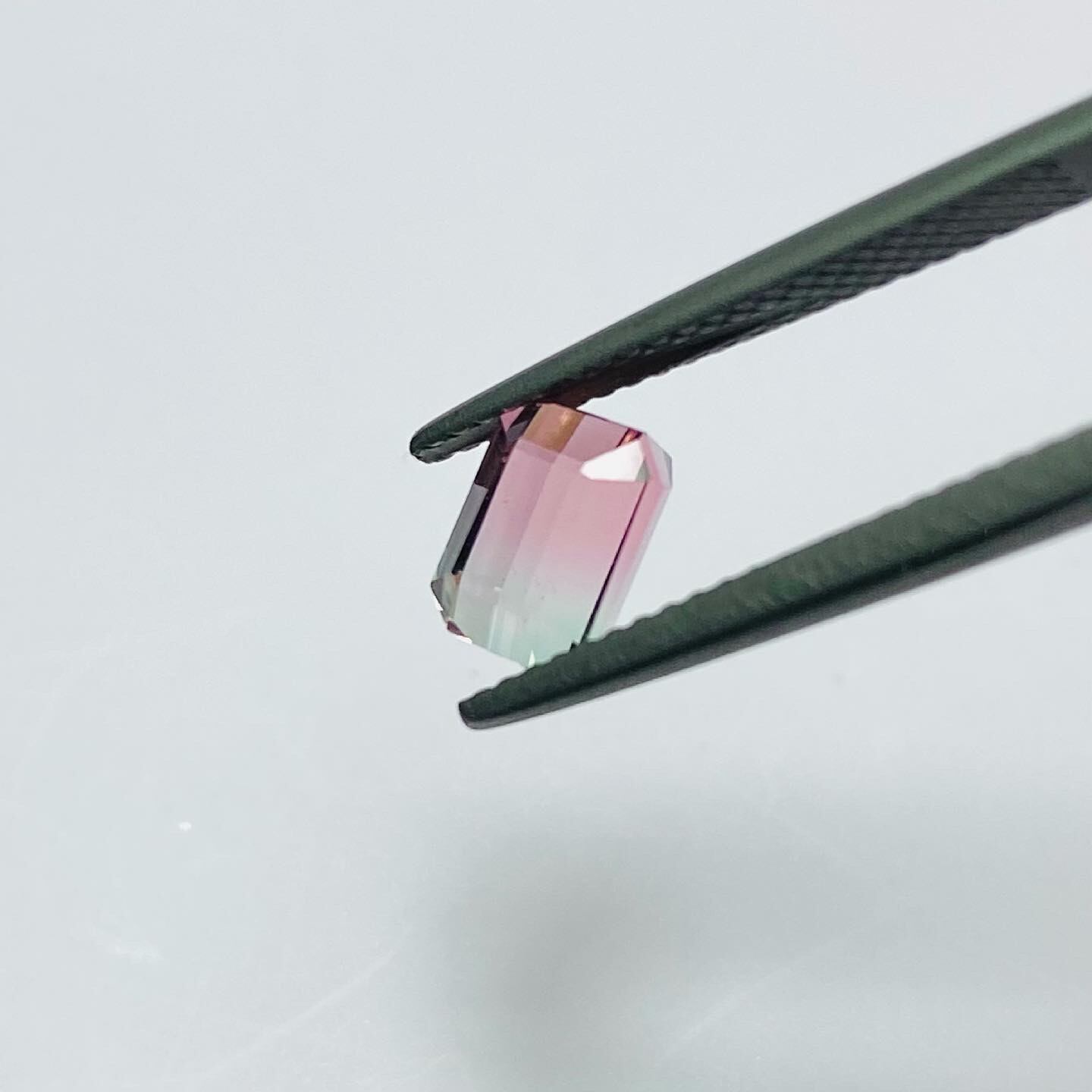 ピンクブルーのかわいいバイカラートルマリン