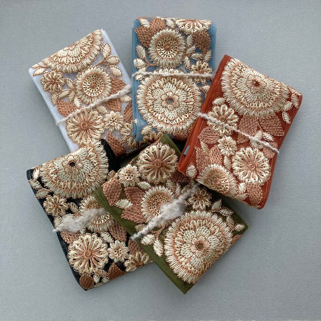 〈再入荷〉丸い茶縁お花のチュール刺繍リボン（50cmカット）