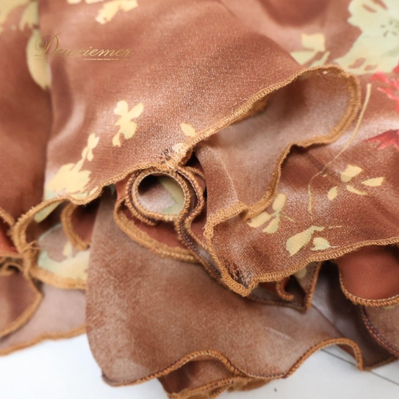 ベリーダンス オリエンタル 衣装 上下セット ブラウン系 トップス スカート インナーパンツ 茶 緑 ラインストーン ビーズ 豪華 装飾 かわいい 華やか ダンス衣装 イベント ステージ 葉っぱ柄 グリーン系