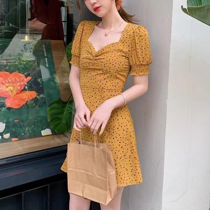 【新作】【送料無料】 [ジッパー付き]フレンチスクエアネックパフスリーブドレス女性用2022夏の気質半袖黄色の花柄スカート 0270860226853