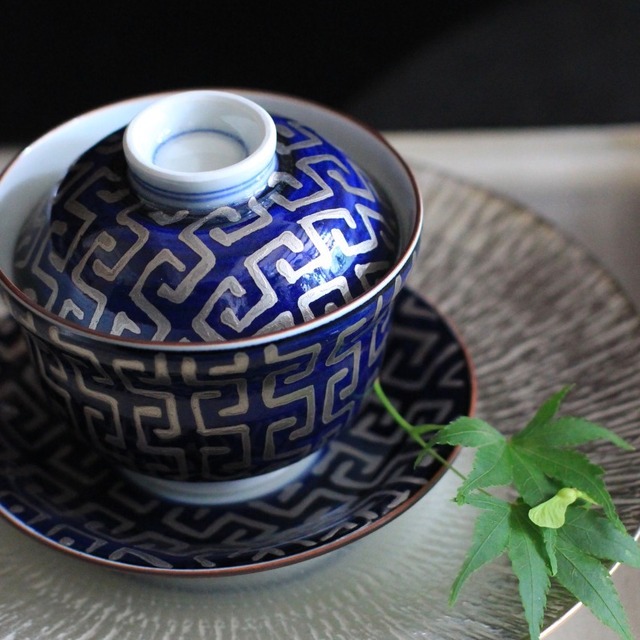 呉須巻銀彩地紋　小蓋物（台付）