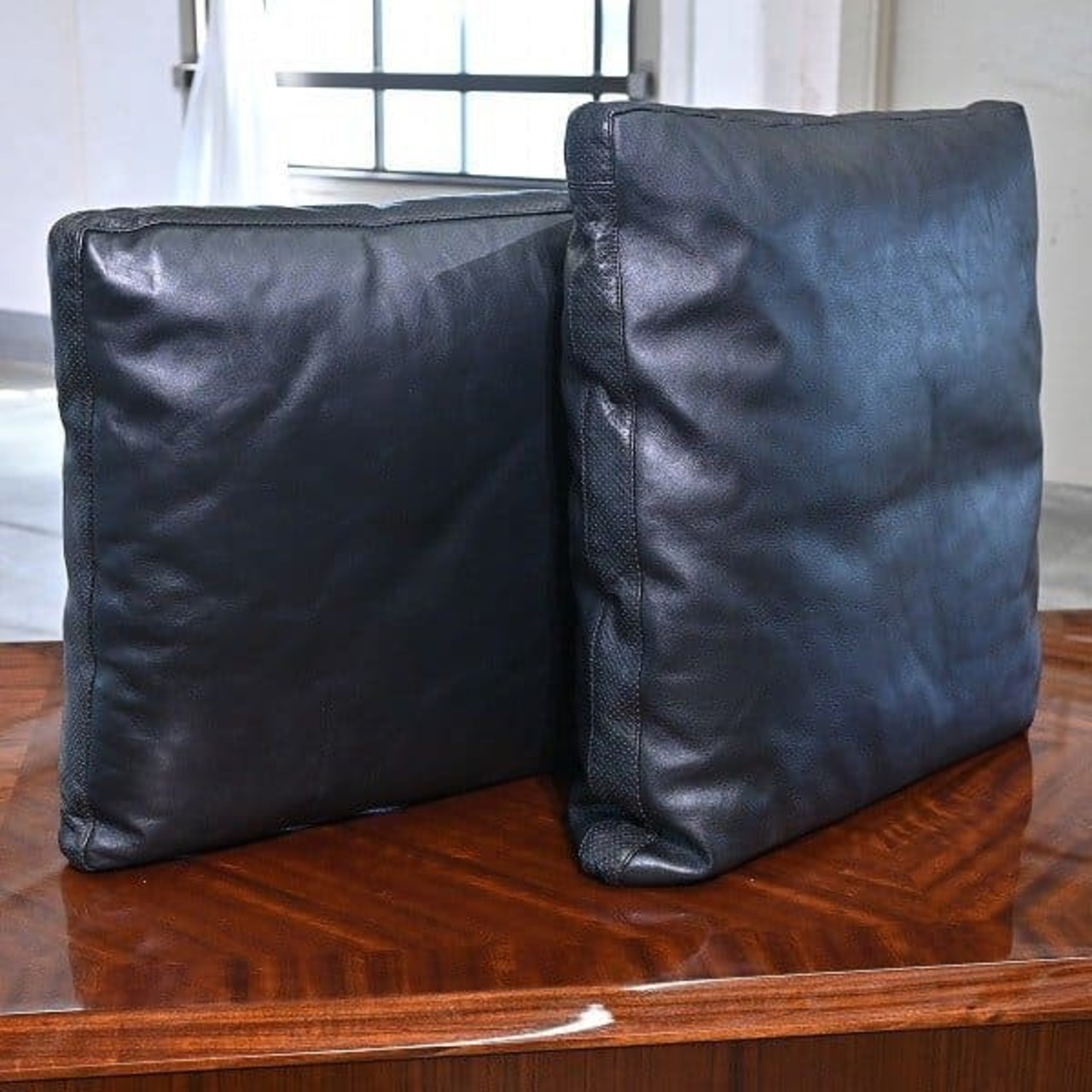 イタリア製 B&B Italia レザークッション 2個セット ELCAM 正方形 リビング ダイニング 書斎 待合室 店舗 カフェ インテリア スクエア【中古家具/中古インテリア/USED家具ユーズド家具/リサイクル】