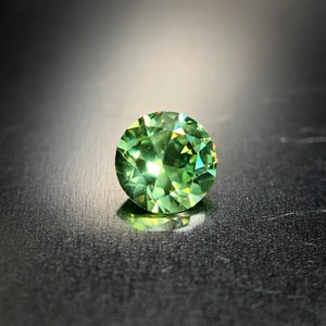 爽やかな若草色と虹色の煌めき 0.17ct 天然 デマントイドガーネット