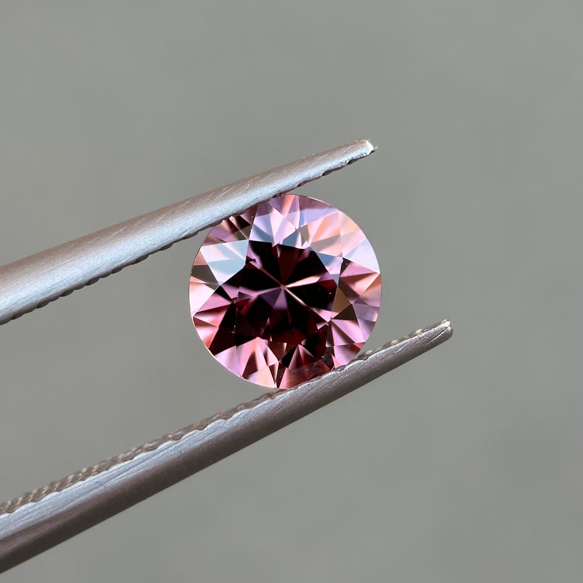 ブラウニッシュピンクジルコン 約6mm, 約1.1ct, タンザニア産 | ROSWAY