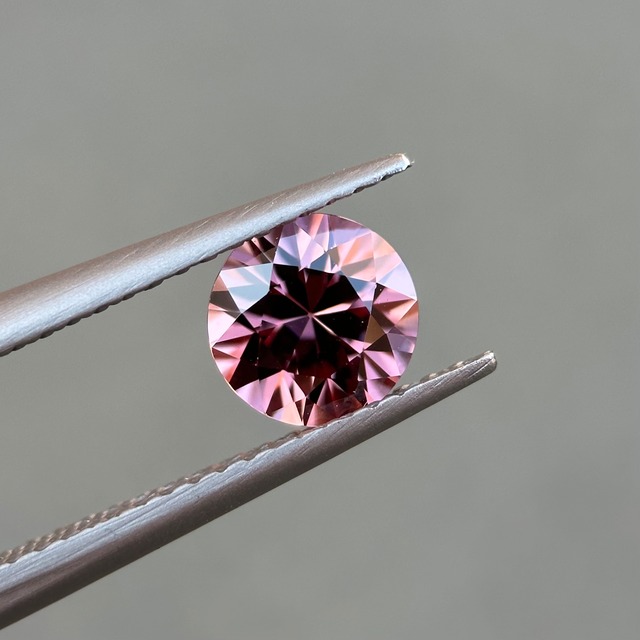 ブラウニッシュピンクジルコン 約6mm, 約1.1ct, タンザニア産