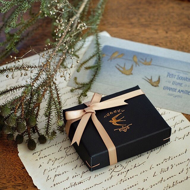 チェコ製ガラス《ドラゴンブレス》の帯留／オーバル◎レッド | つばめ