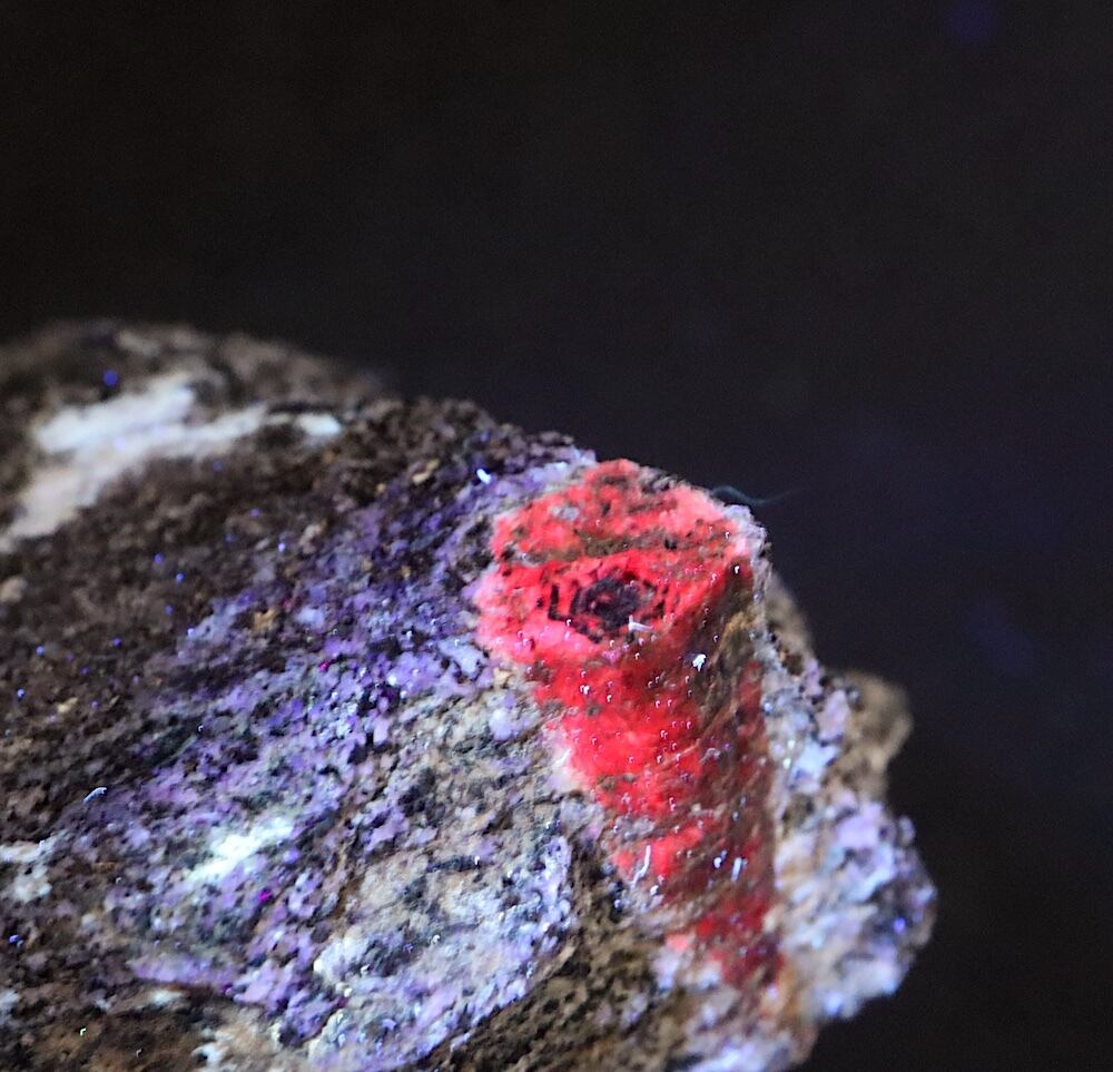 カリフォルア産 コランダム ルビー サファイア 原石 28.5g CRD152 鉱物