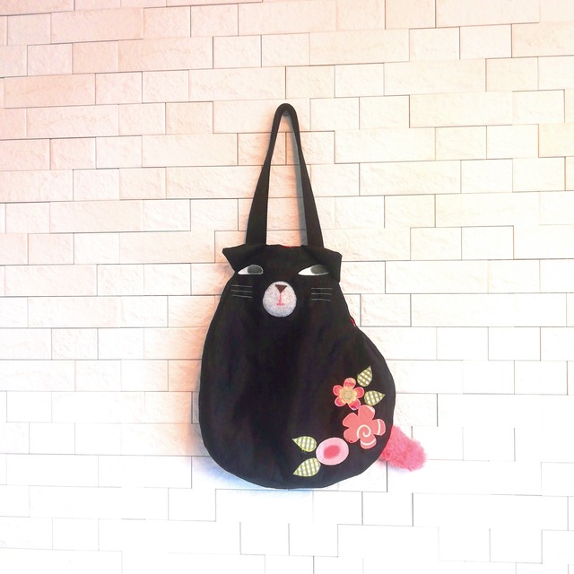 トートバッグ　“猫さんそのもの”バッグ　黒猫　お花アップリケ  リネン細番手