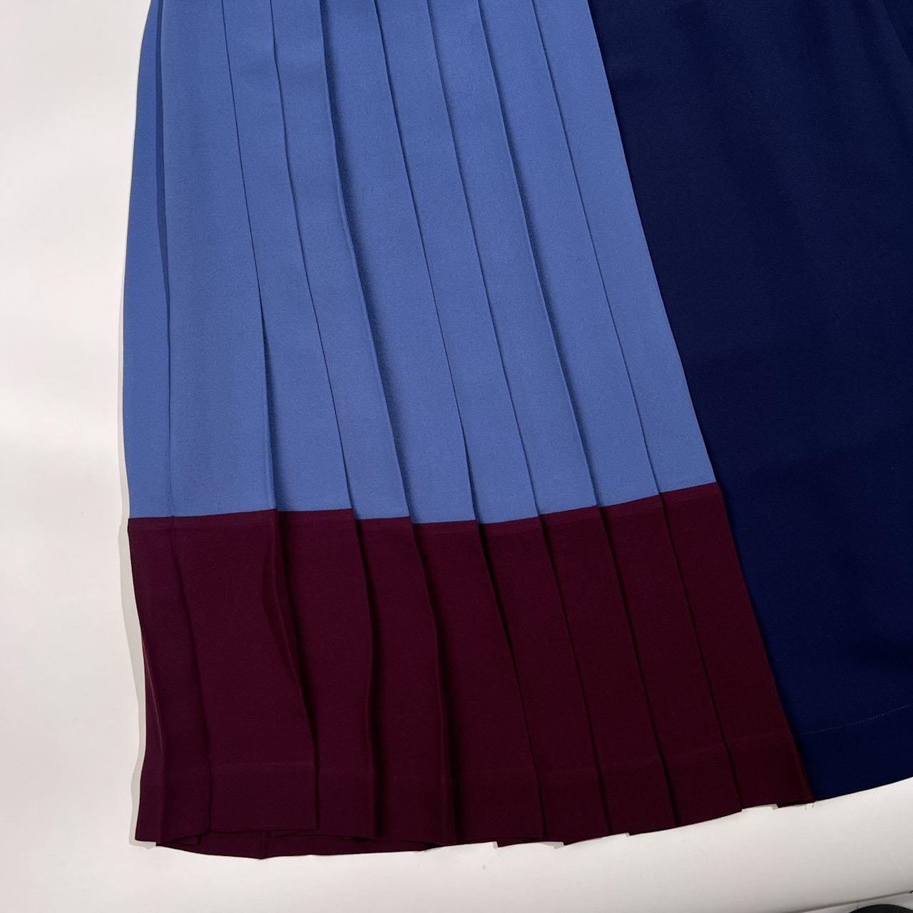 美品 BOSS ボス HUGO BOSS ヒューゴボス 切替デザイン プリーツ スカート サイズ DE34 /ヒューゴボスジャパン