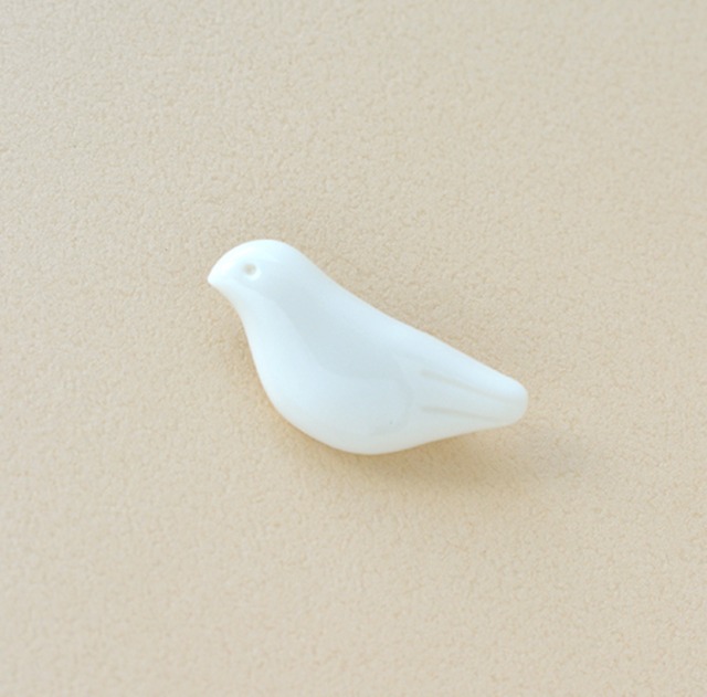 白磁のウサギブローチ