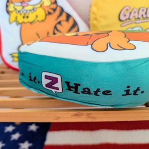 ✨️お昼寝のお供に(⁠^⁠^⁠)✨️【 MINI DIECUT CUSHION ミニダイカット クッション 】Garfield （ ガーフィールド ）/ VINTAGE風〚アメリカン雑貨 アメトイ〛