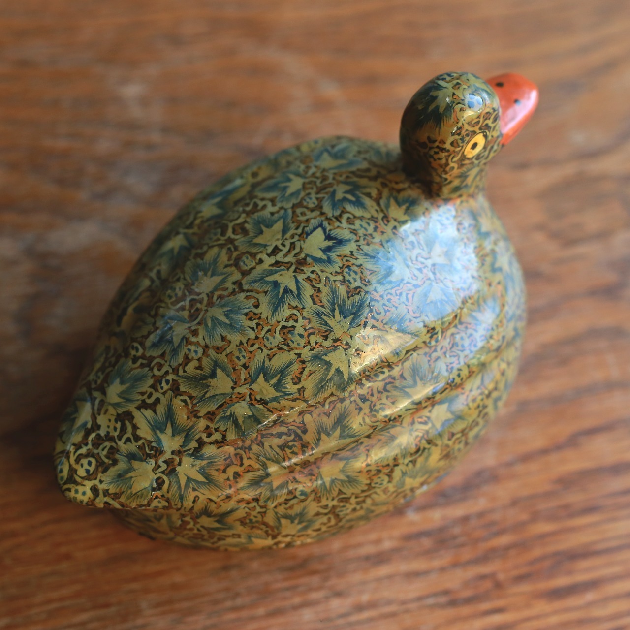 カラフルな卵を持つ、アヒルのペーパーマッシュ