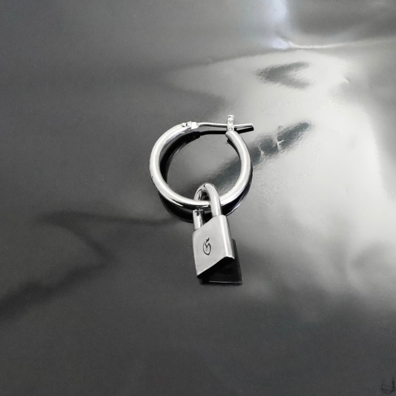 THIN HOOP raised by wolves [LARGE] with PADLOCK / レイズド・バイ・ウルヴス シンフープ・L ウィズ パドロック