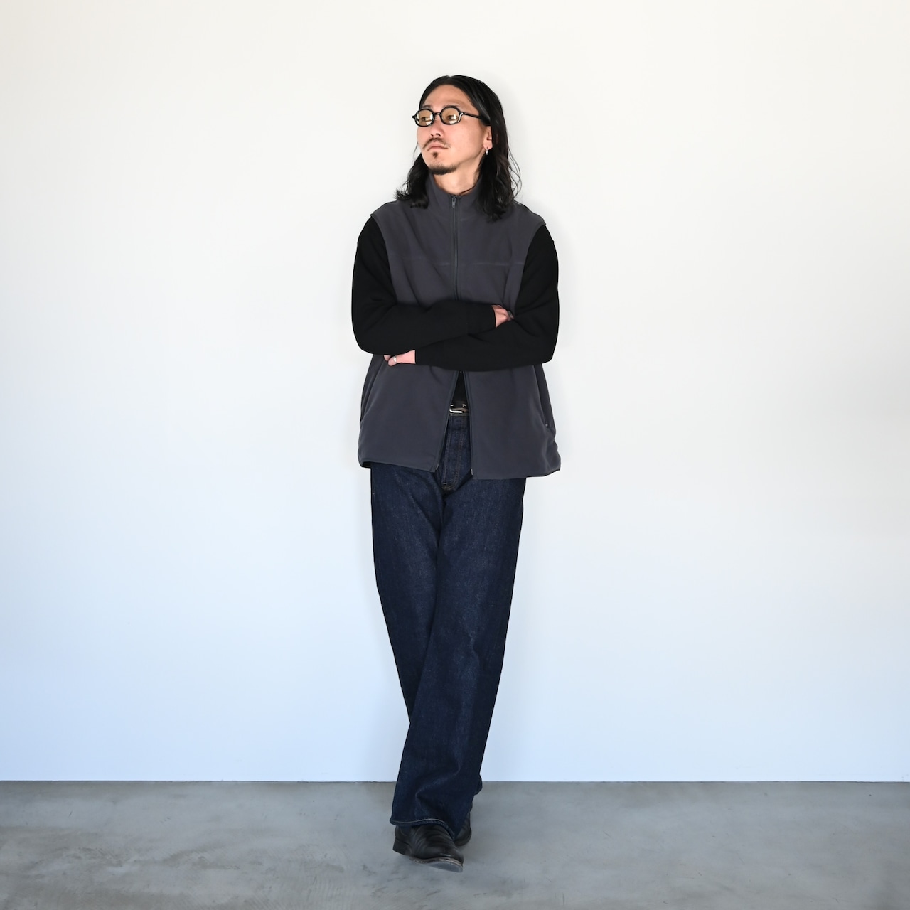 INTERIM (インテリム)一枚生地仕立てのダブルジャケットとカジュアルパンツでコーディネート1