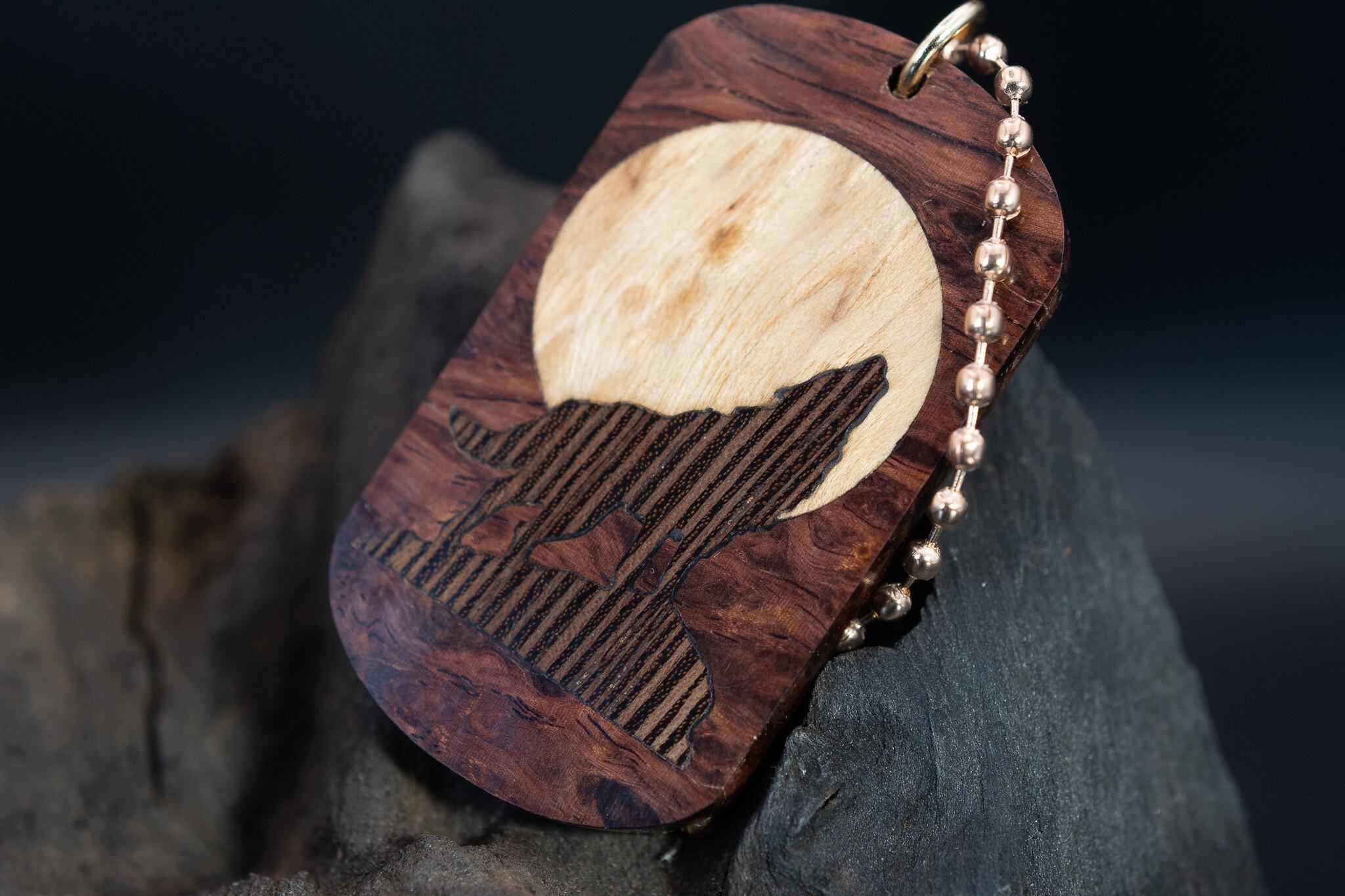 【最高峰の鳥眼杢】バーズアイローズウッド ドッグタグ 象嵌 月と狼