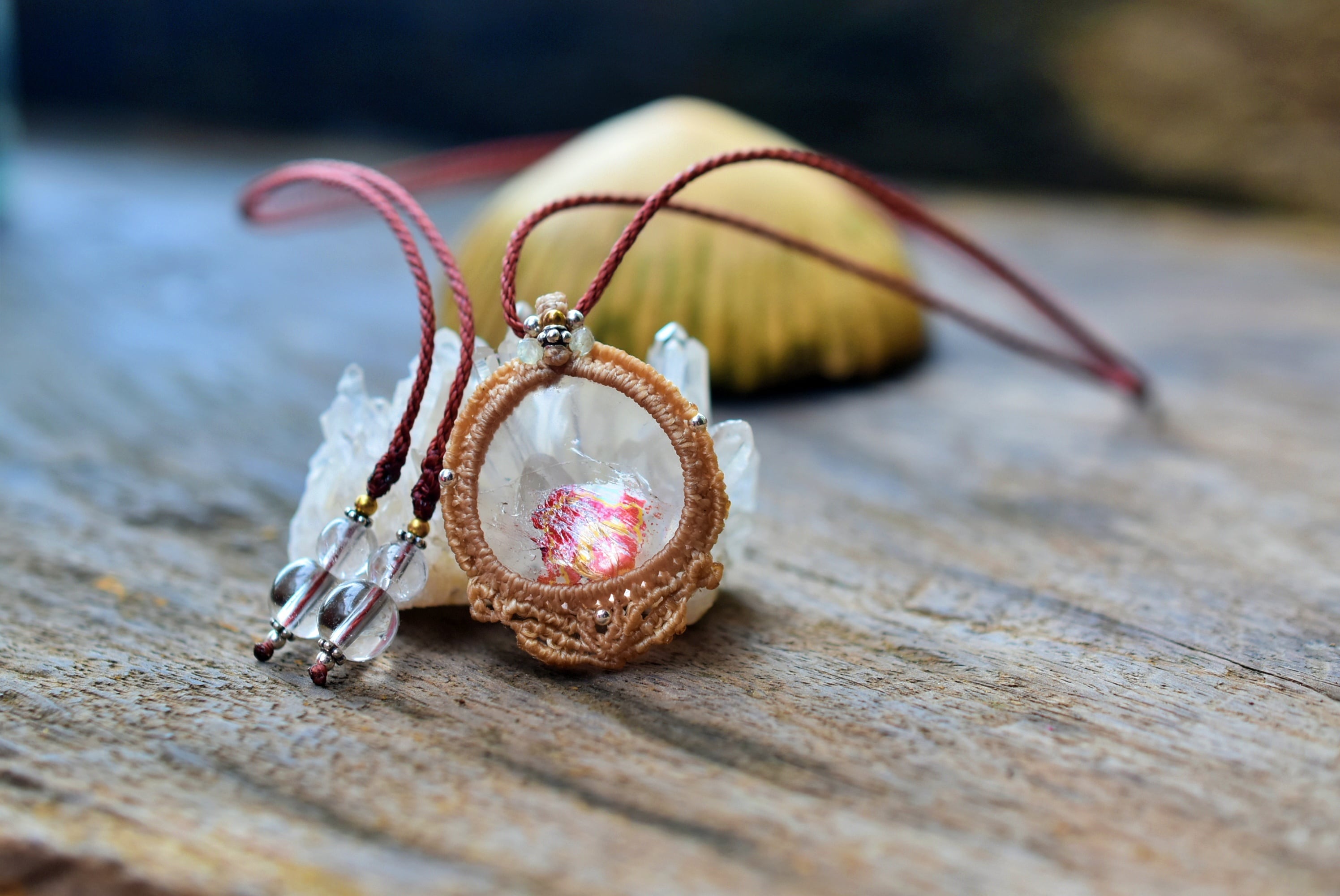 ライモナイトインクォーツのマクラメネックレス 〜赤のオーロラ〜 赤い