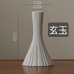 放射状花瓶 トランペット花瓶 白い花瓶 セラミック花瓶 縦筋花瓶 モダン花瓶 ラッパ型花瓶 デザイン花瓶 インテリア花瓶 おしゃれ花瓶 陶器花瓶 スタイリッシュ花瓶