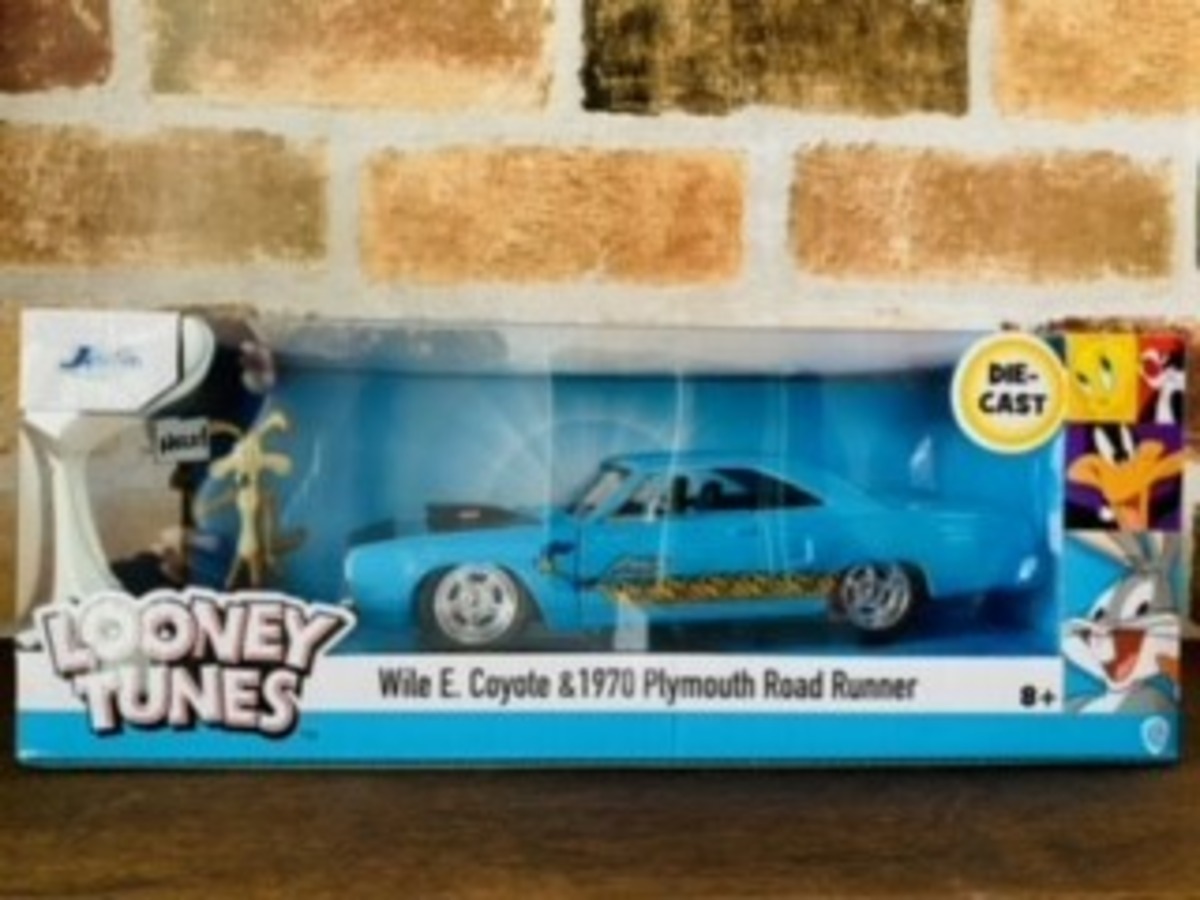 1:24 LOONEY TUNES 1970 Plymouth Road w/WILE E COYOTE 【ルーニーテューンズ】ミニカー