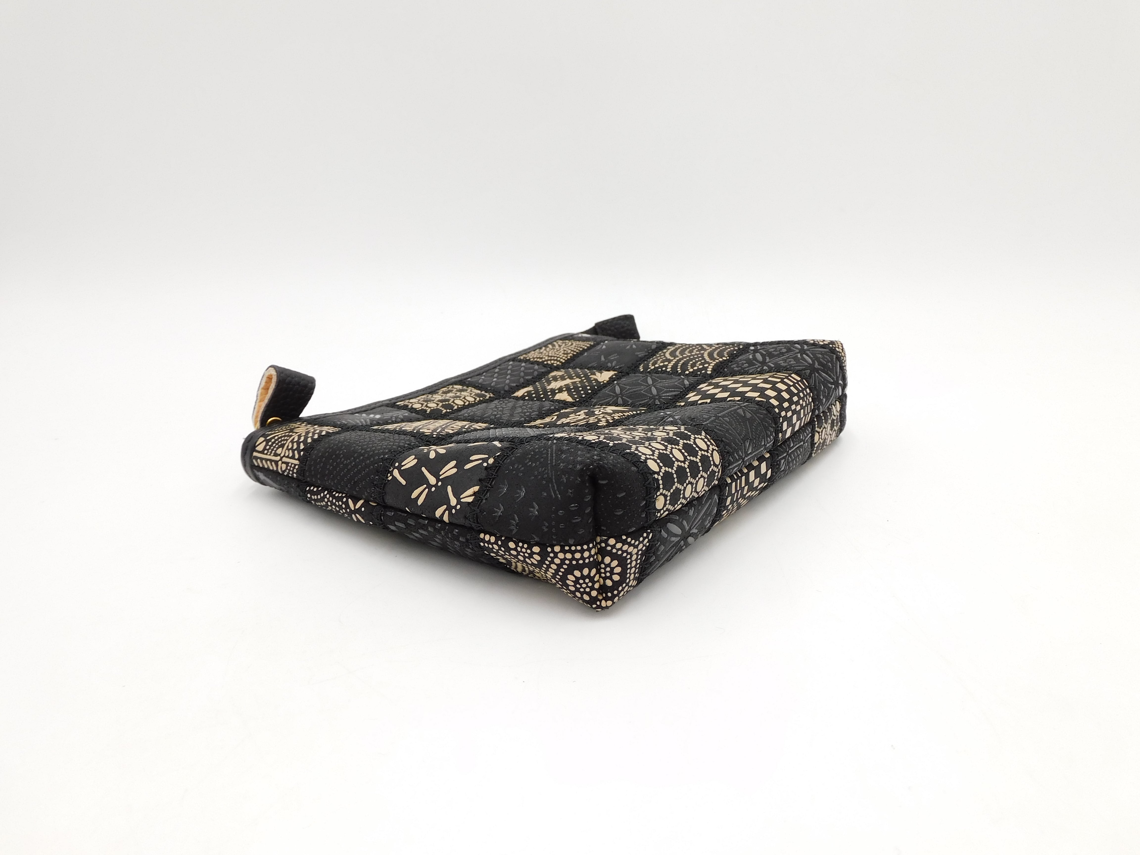 〘新品〙黒ゴールド色柄１点 パッチワーク刺繍入り円筒形クッション全長78cm パッチワーク印傳 ポーチ（大）モノトーン | 浅草前川印傳｜公式