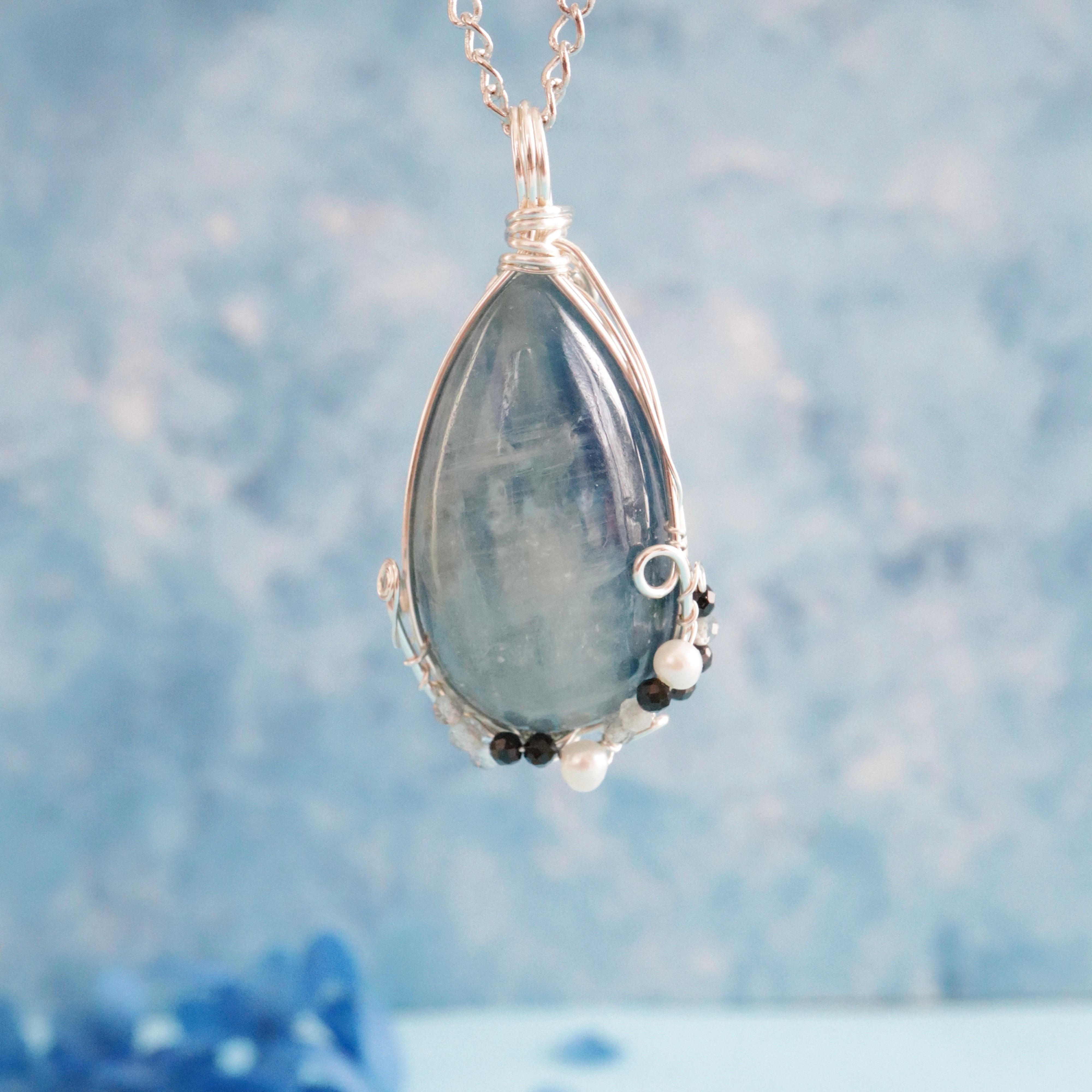 牡羊座の守護石 バイカラーカイヤナイト ペアシェイプカット ペンダントトップ ワイヤーラッピング