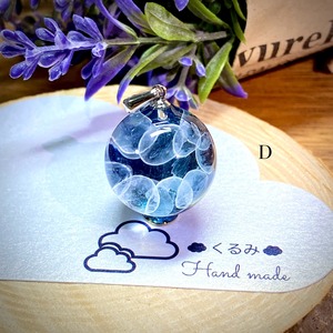 レジンペンダント  クラゲのアクアリウム   20mm  シルバー バチカン付 D