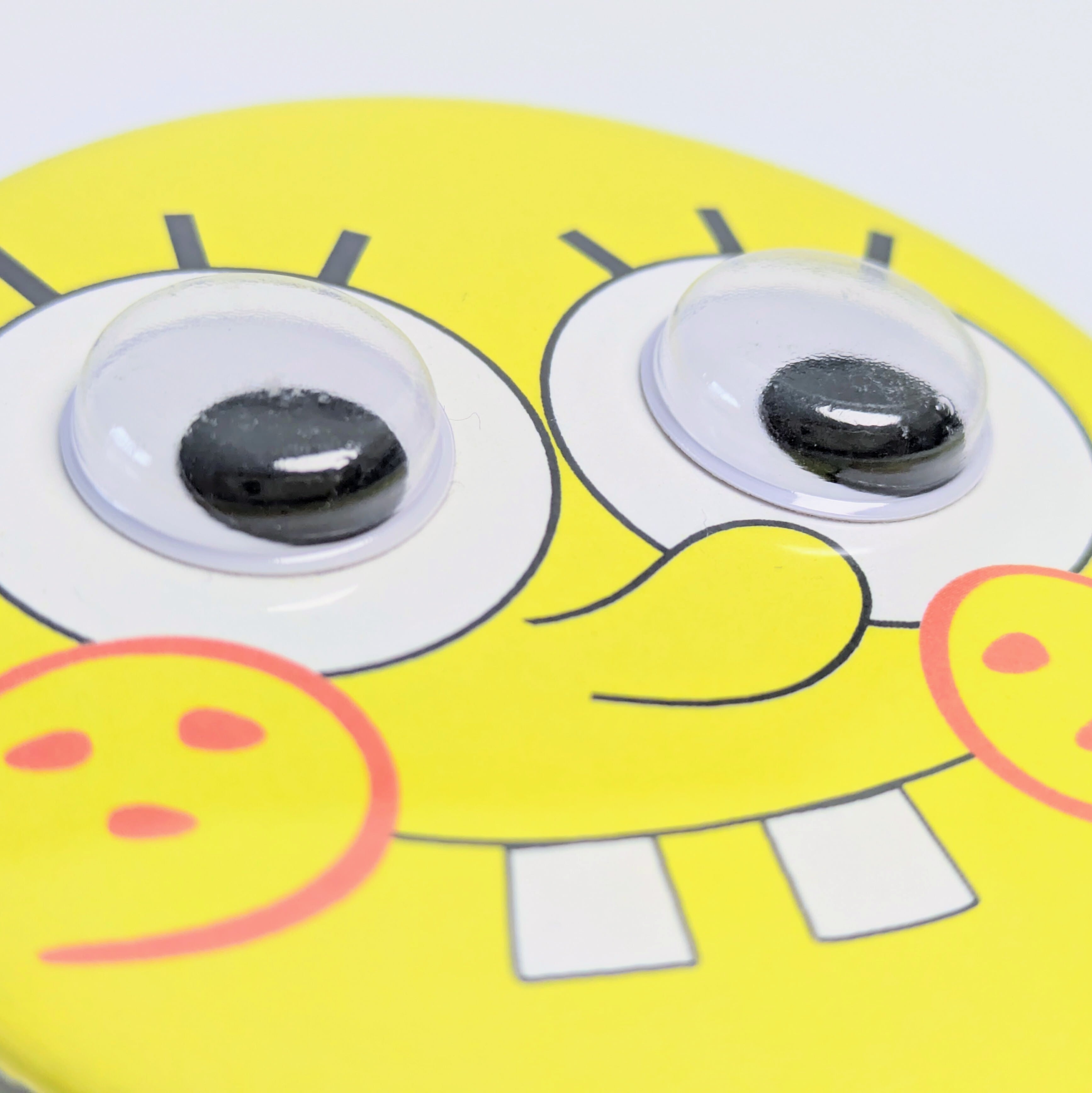 【 SpongeBob SquarePants（ スポンジボブ ）】★目がギョロギョロ動く缶バッジ★ キョロキョロ〚アメリカン雑貨 アメトイ〛