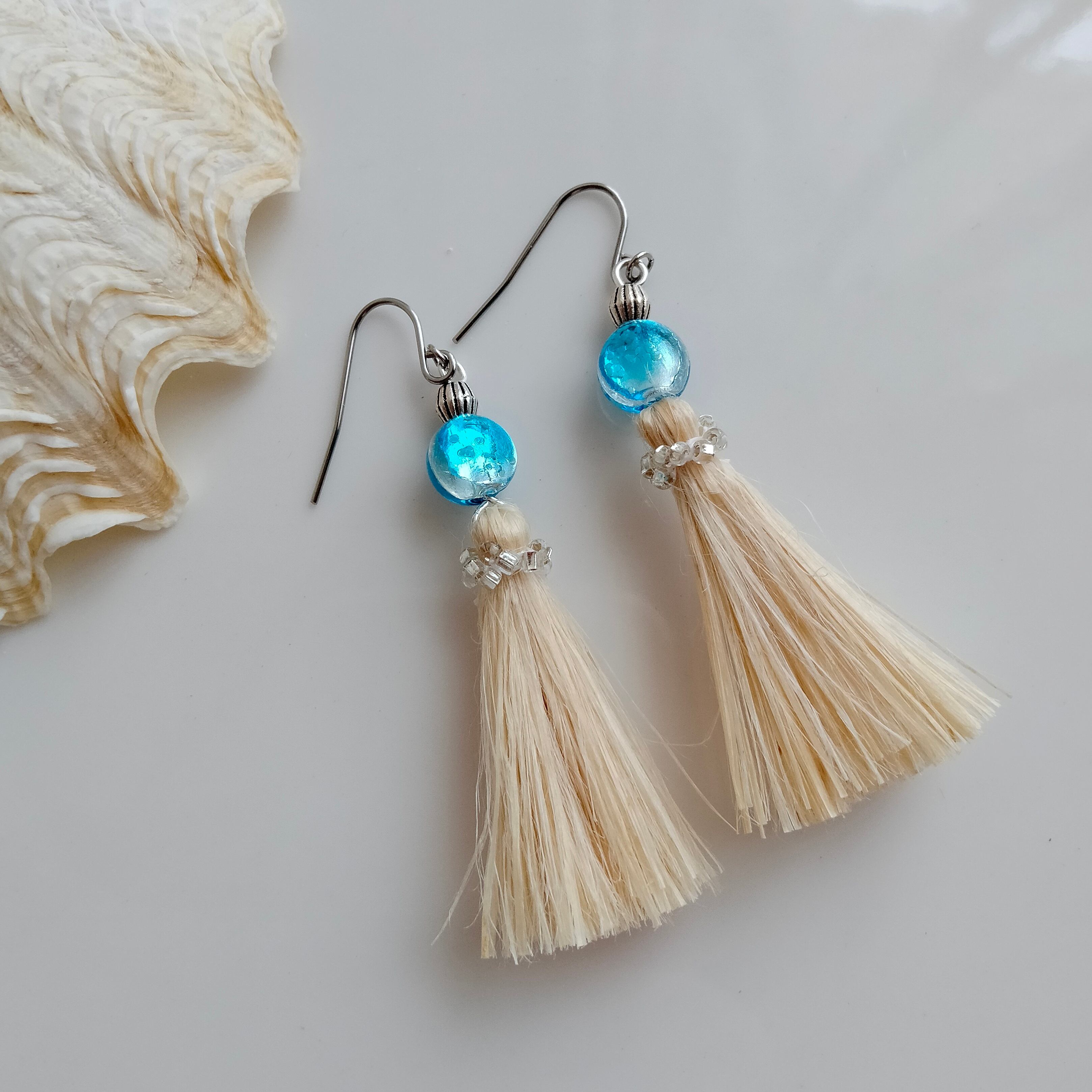 沖縄ホタルガラス◇精麻タッセルピアスシルバービーズ刺繍