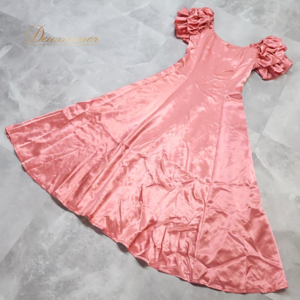 フラダンス 衣装 CC Fashions CCファッション ワンピース ドレス ピンク系 ハワイ製 ワンカラー 無地 光沢 フリル 上品 きれい 高級感 かわいい 華やか 鮮やか 明るい ハワイアン アロハ フラ ダンス レッスン 練習 フラワンピース