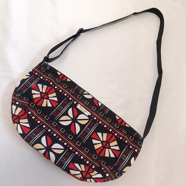 アフリカ布　三日月型ショルダーバッグ　ボディバッグ