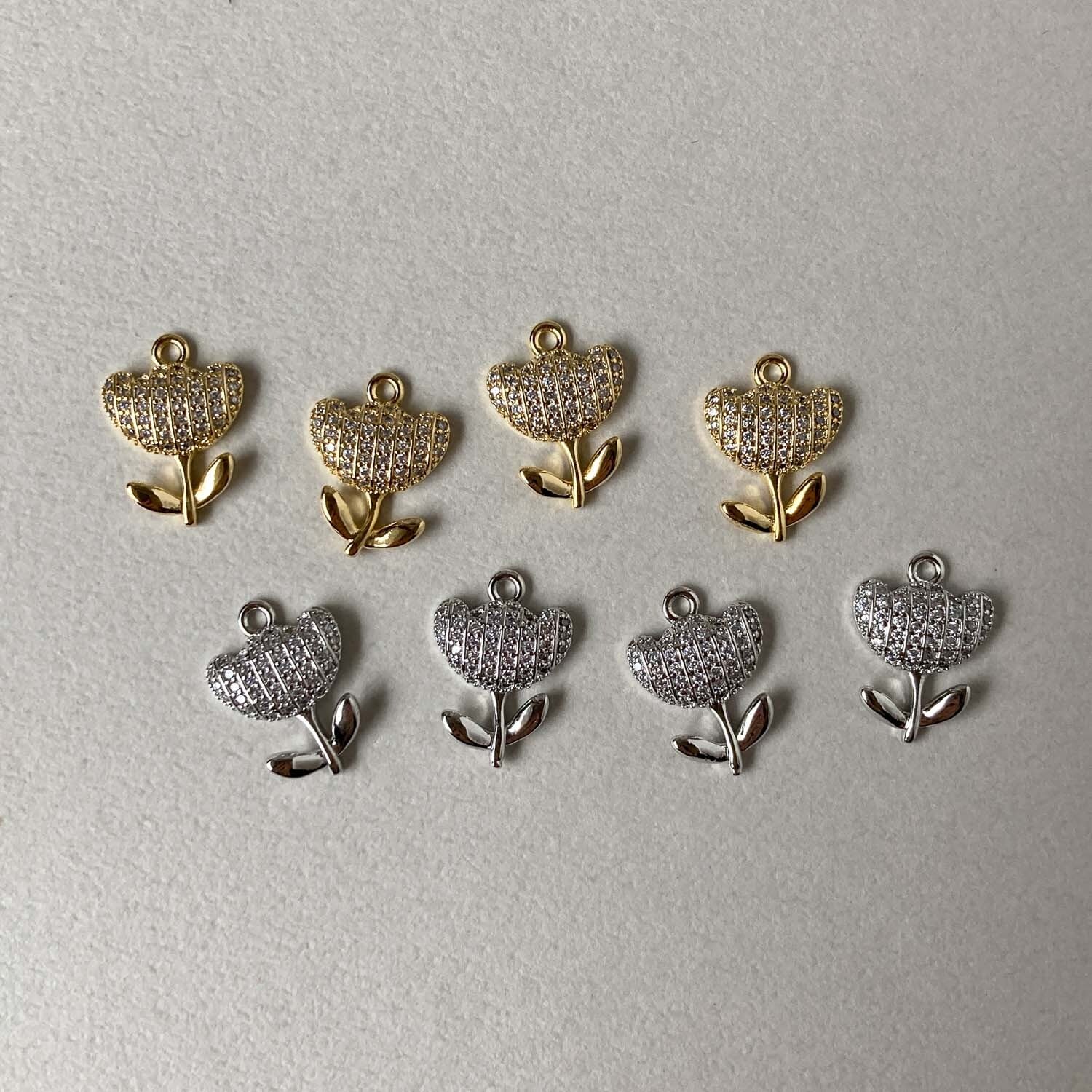 ビジュー付きチューリップ風チャーム(16K/プラチナメッキ・16mm)